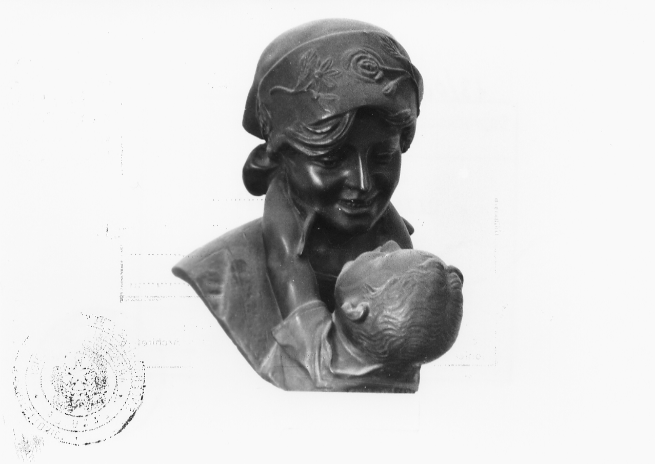 Maternità, donna che abbraccia il figlio (busto) - ambito abruzzese (metà sec. XX)
