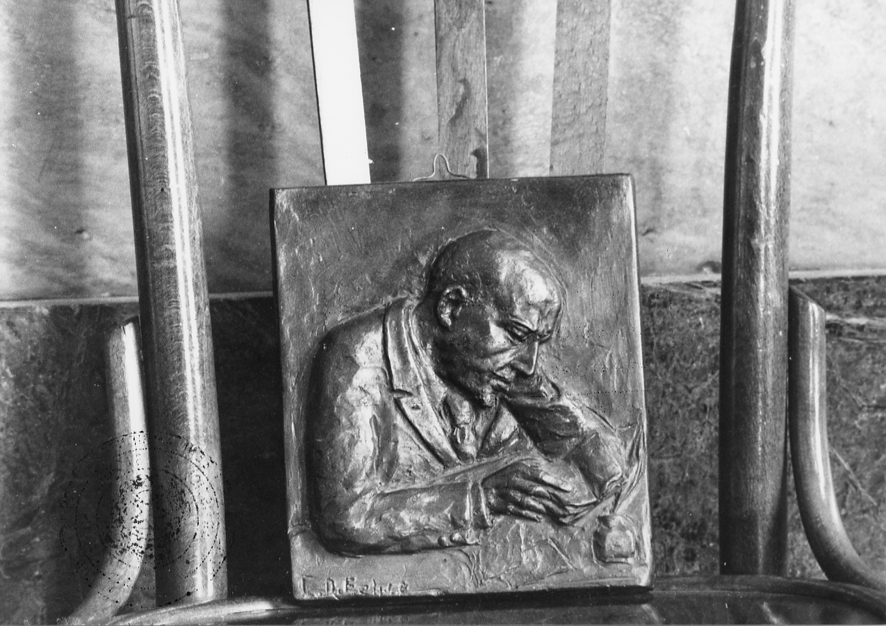 ritratto di Gabriele D'Annunzio (mattonella) di Di Felice C (metà sec. XX)