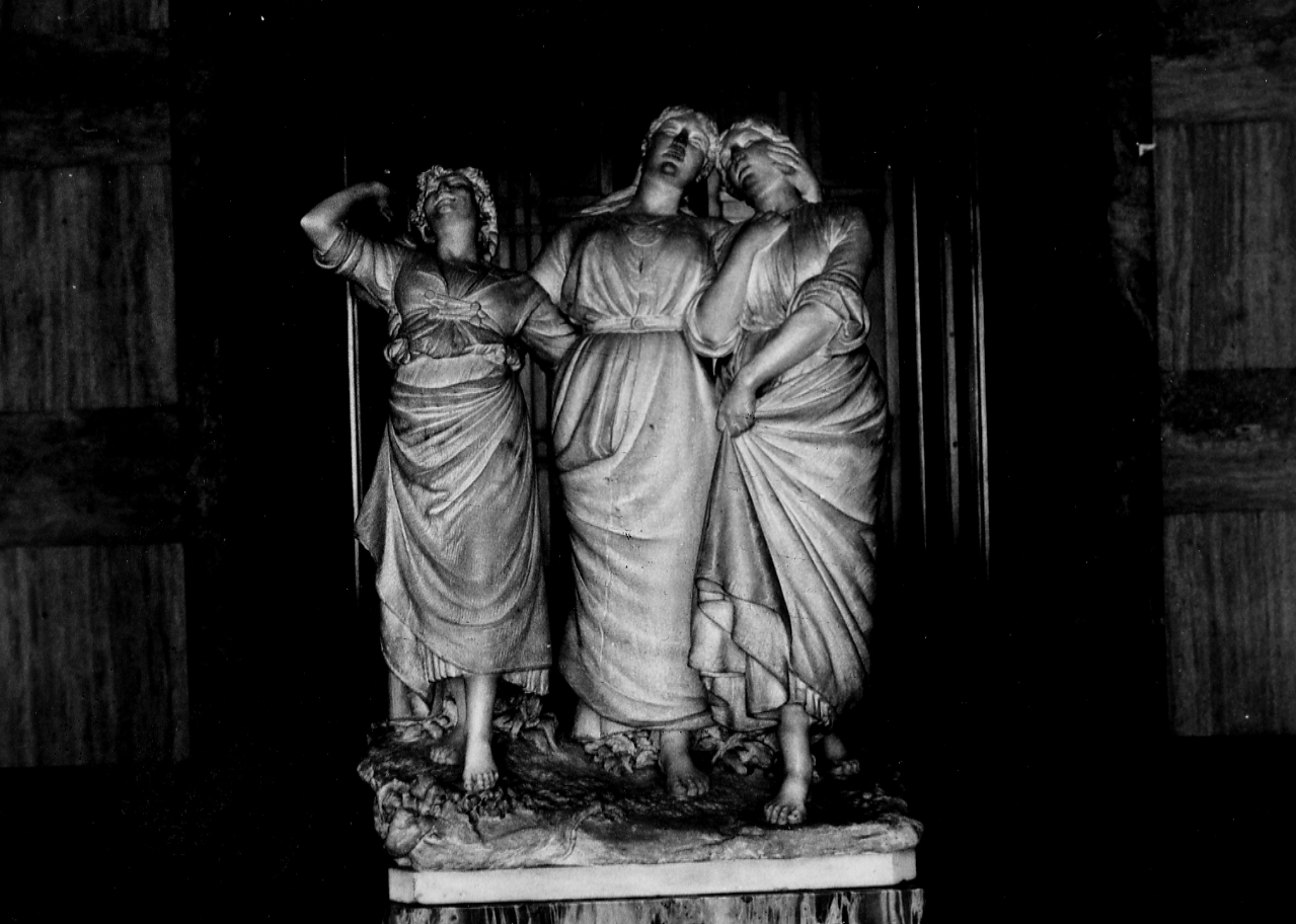 Canto d'amore, figure femminili abbracciate in atto di cantare (gruppo scultoreo) di Barbella Costantino (sec. XIX)