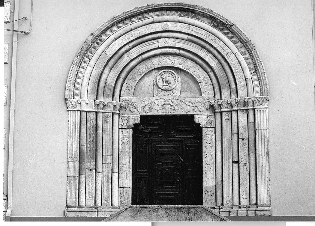 elementi architettonici con motivi a candelabre, figure zoomorfe e fitomorfe (mostra di portale, elemento d'insieme) - ambito Italia centrale (sec. XV)