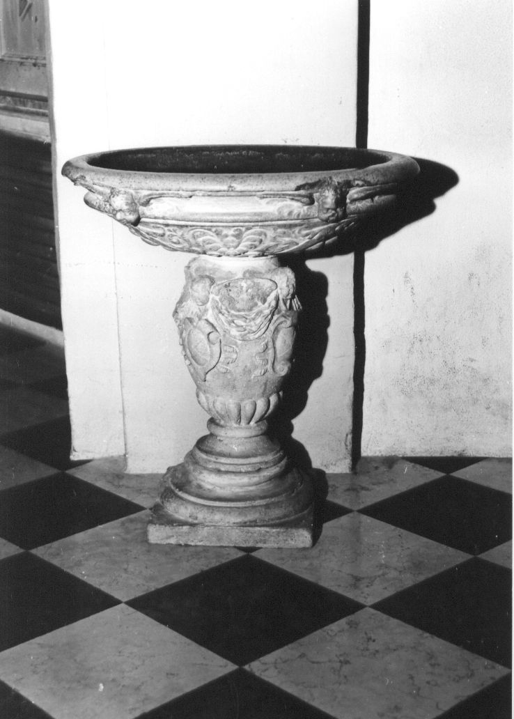 acquasantiera - a fusto - ambito italiano (sec. XVI)