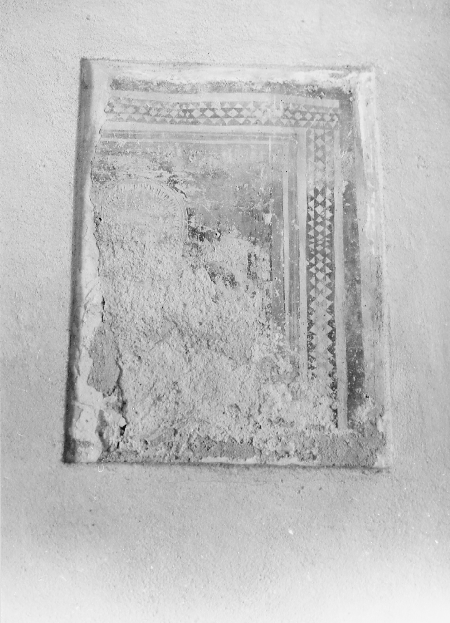 Decori geometrici e tracce di figure (dipinto, opera isolata) - ambito abruzzese (sec. XV)