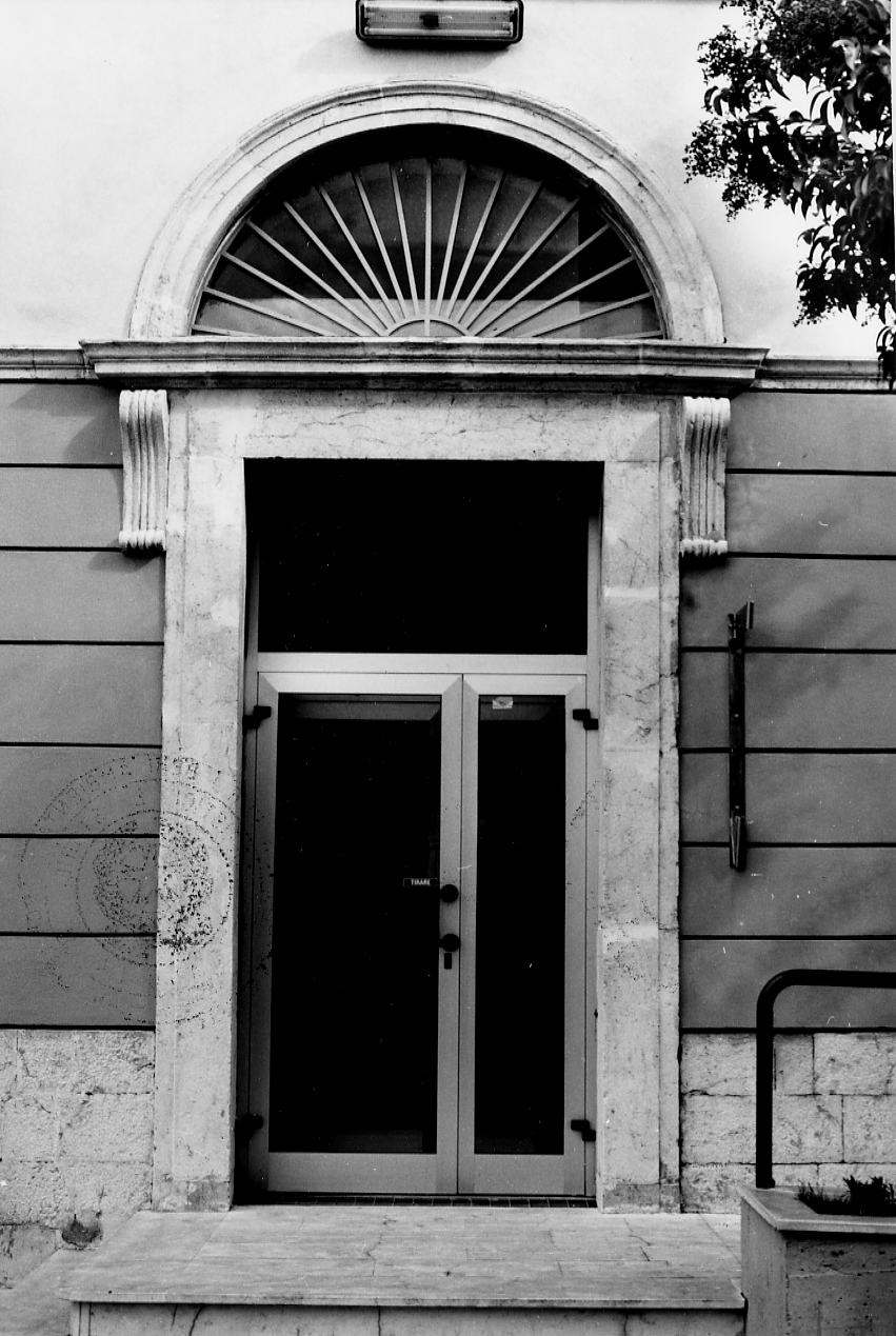 mostra di portale, opera isolata - ambito abruzzese (seconda metà sec. XIX)