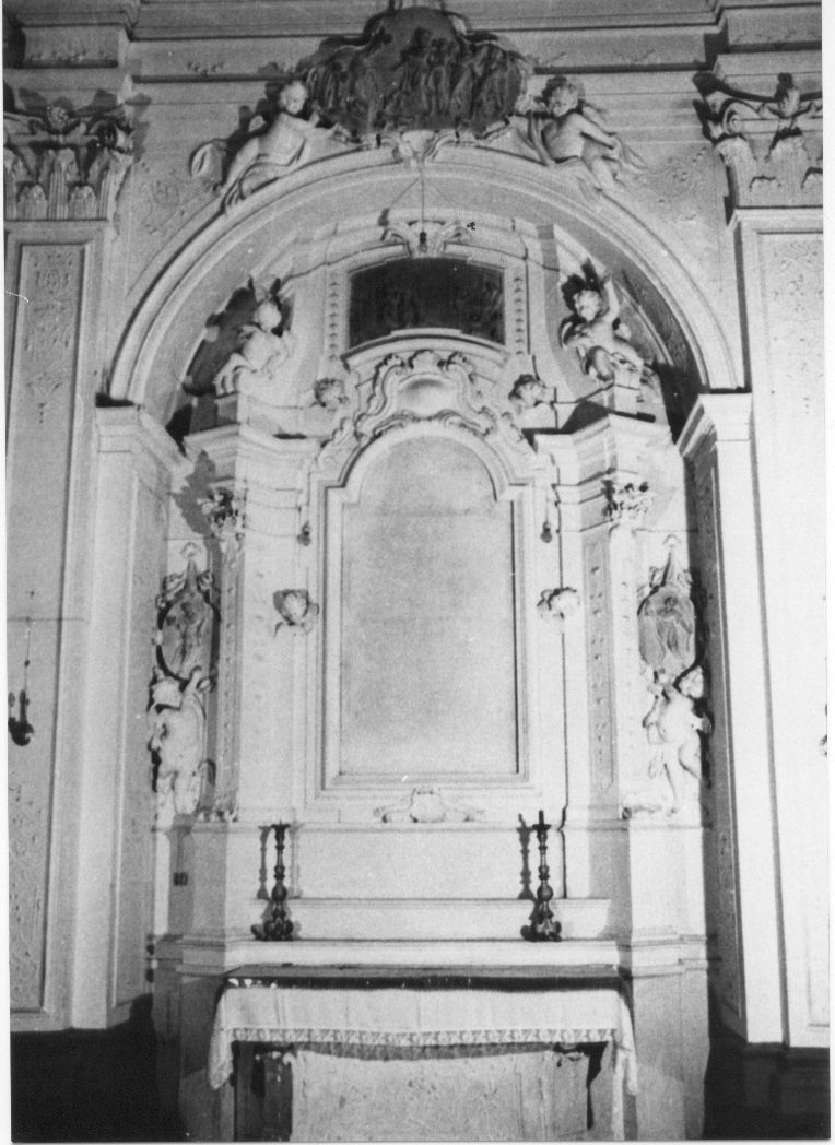 cornice architettonica con motivi decorativi e figure (altare - a blocco) - produzione abruzzese (sec. XVIII)