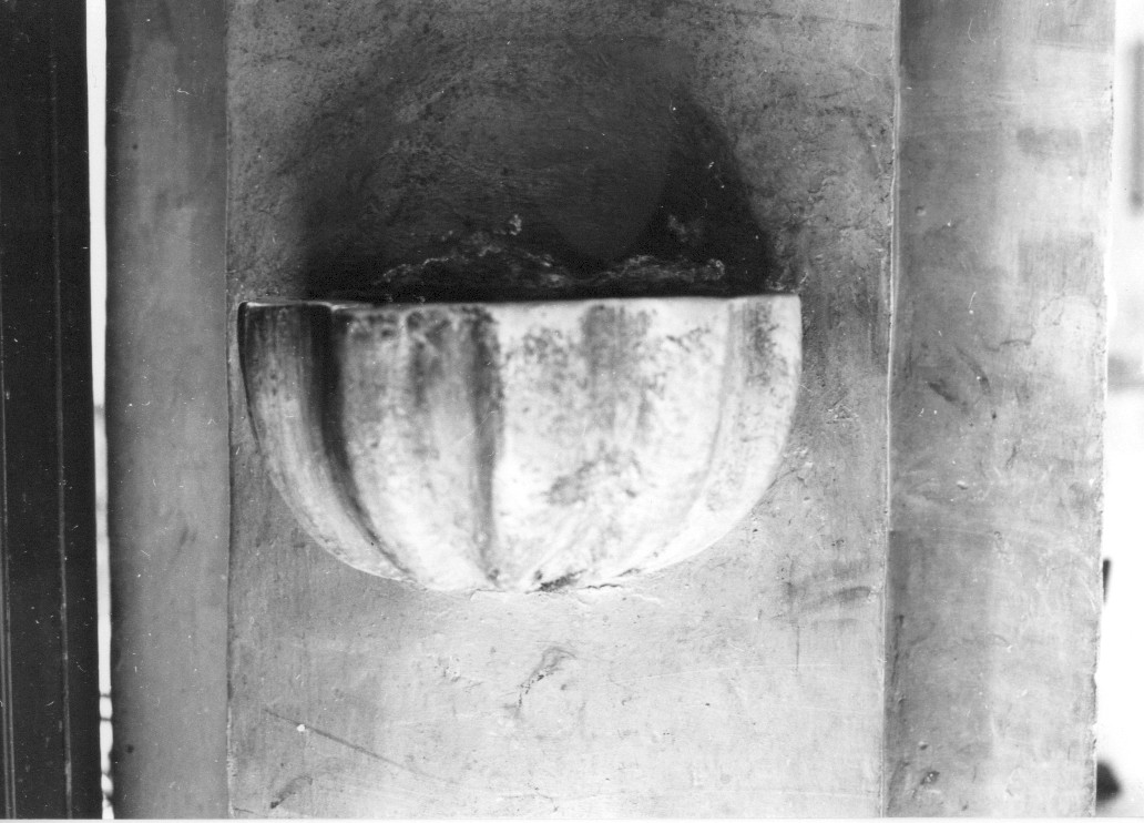 acquasantiera - a conchiglia, serie - ambito teramano (sec. XVII)