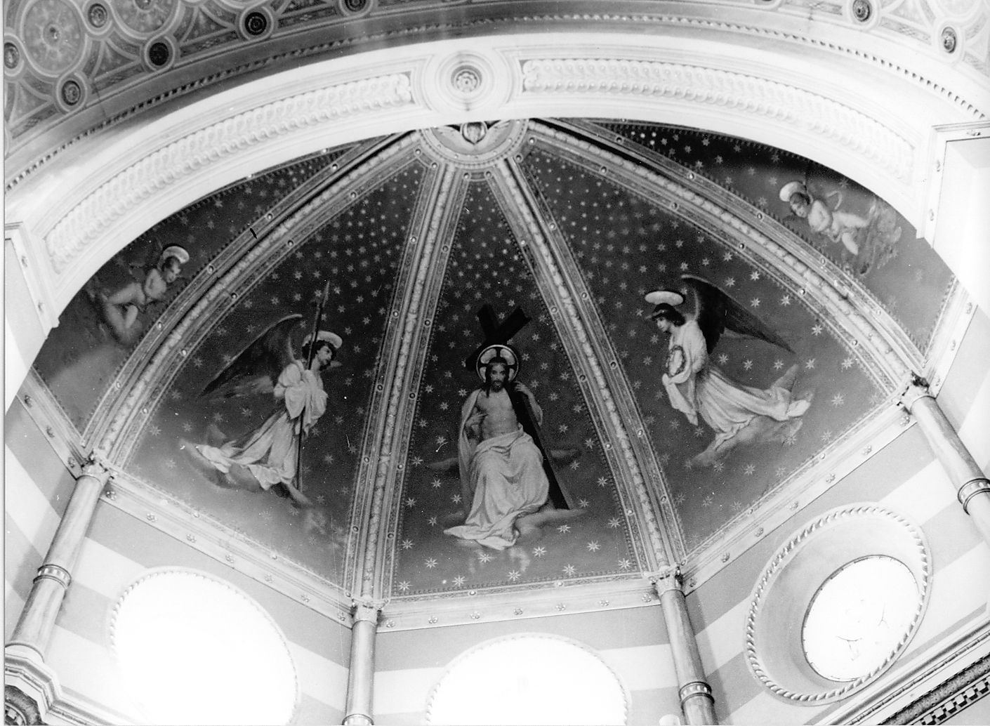 Cristo che abbraccia la croce e angeli con strumenti della passione (dipinto) di Mariani Cesare (attribuito) (fine/inizio secc. XIX/ XX)