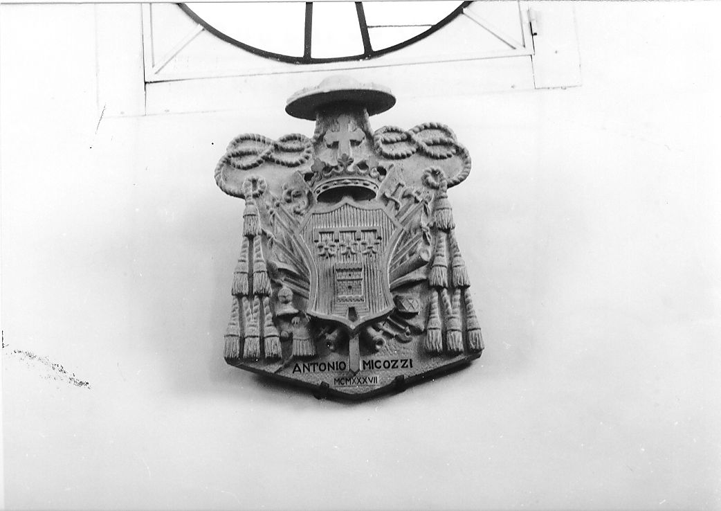 stemma vescovile (rilievo, opera isolata) - ambito teramano (sec. XX)