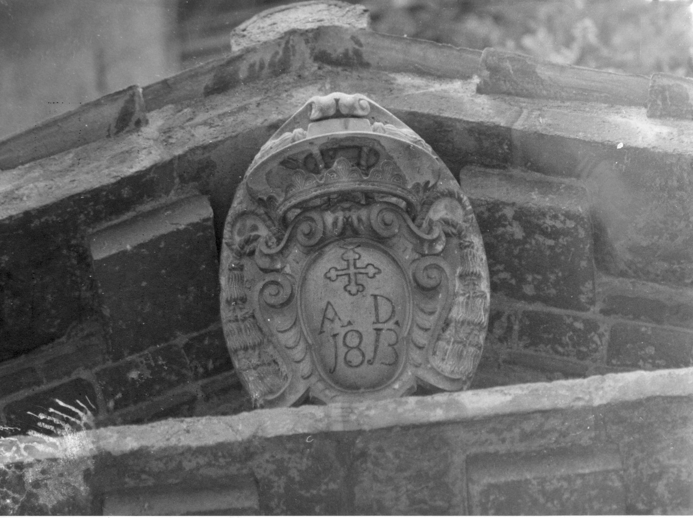 stemma vescovile (rilievo, opera isolata) - ambito teramano (sec. XIX)