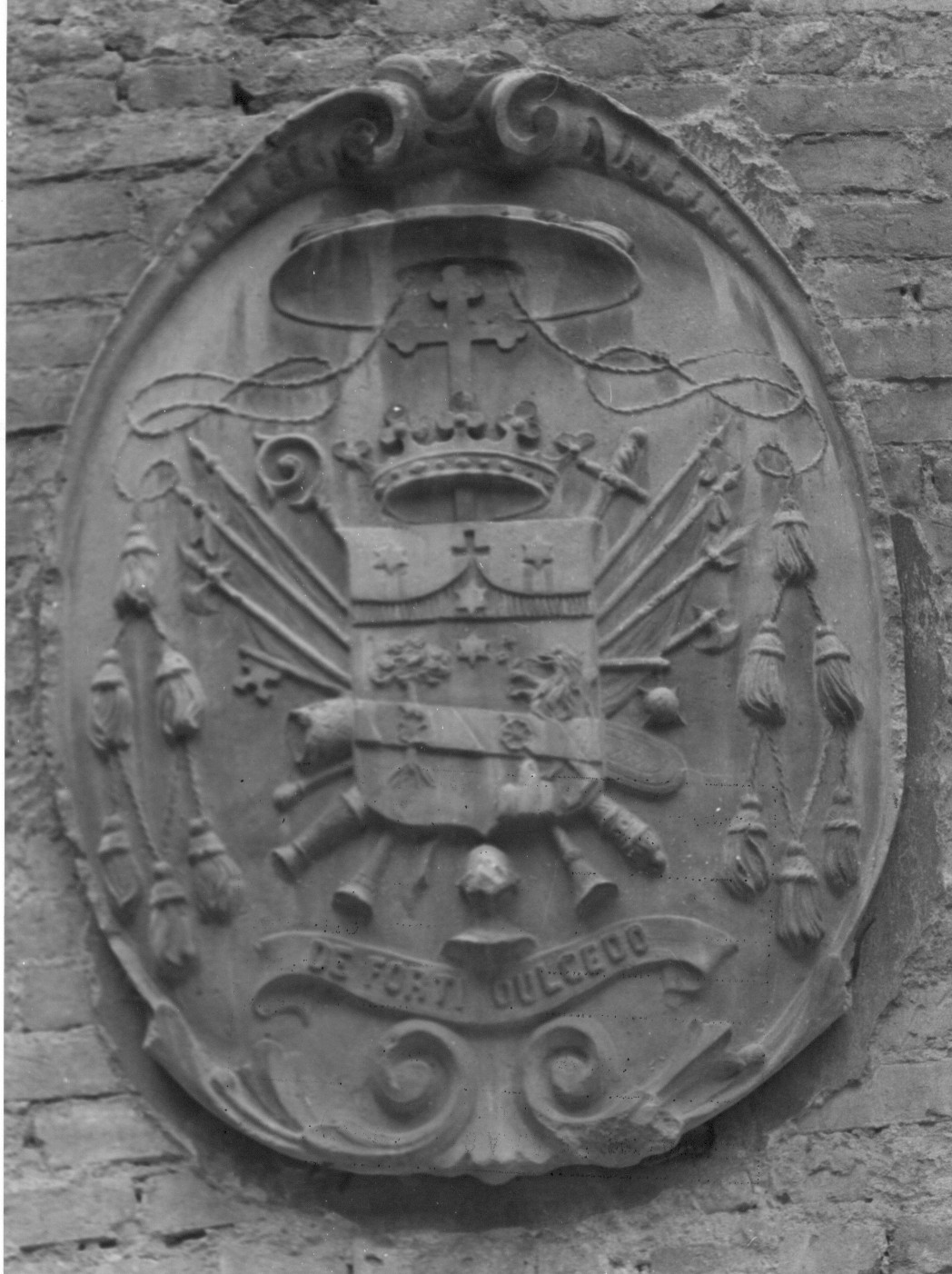 stemma vescovile (rilievo, serie) - ambito teramano (primo quarto sec. XX)