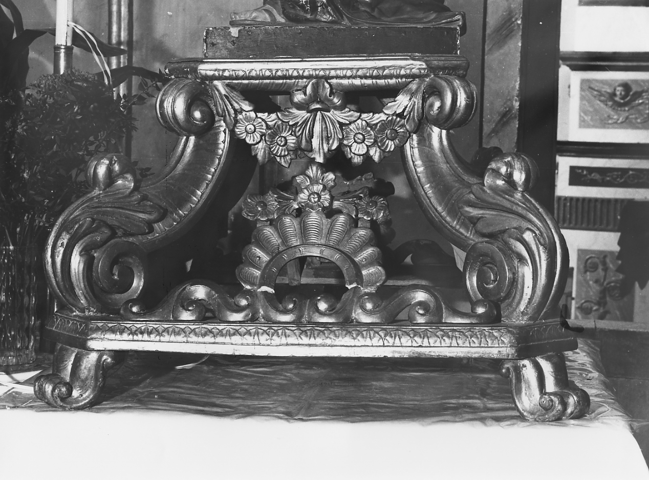 motivi decorativi a volute vegetali festoni floreali (piedistallo di statua, opera isolata) - ambito abruzzese (sec. XVIII)