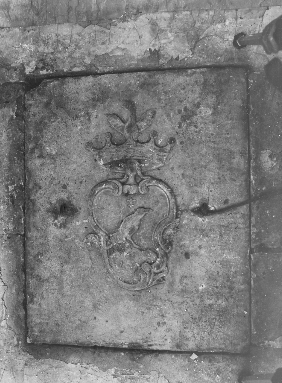 stemma gentilizio famiglia Corvi (lapide tombale) - produzione abruzzese (sec. XVIII)