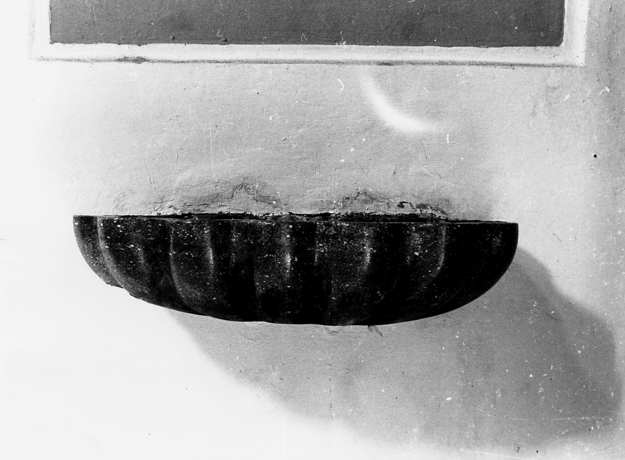 acquasantiera - a conchiglia - produzione abruzzese (sec. XVIII)