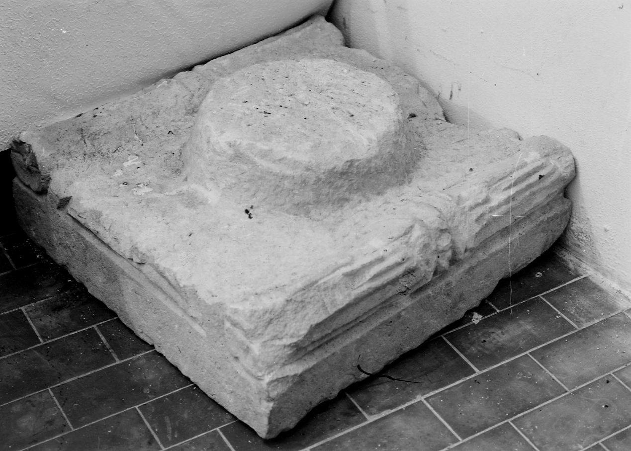 capitello, frammento - produzione abruzzese (seconda metà sec. XIII)