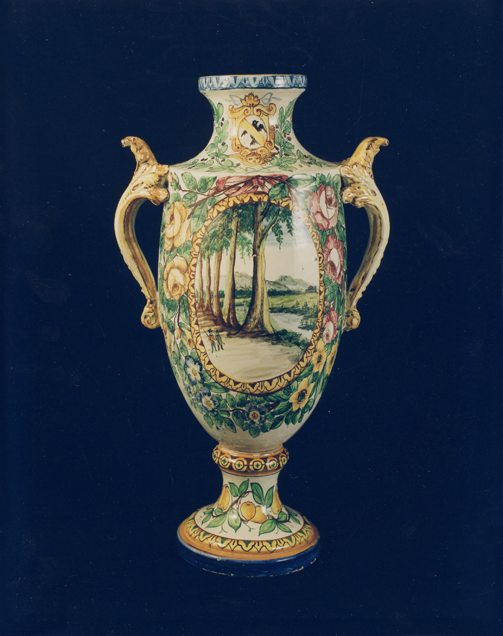 vaso - manifattura di Castelli (prima metà sec. XX)