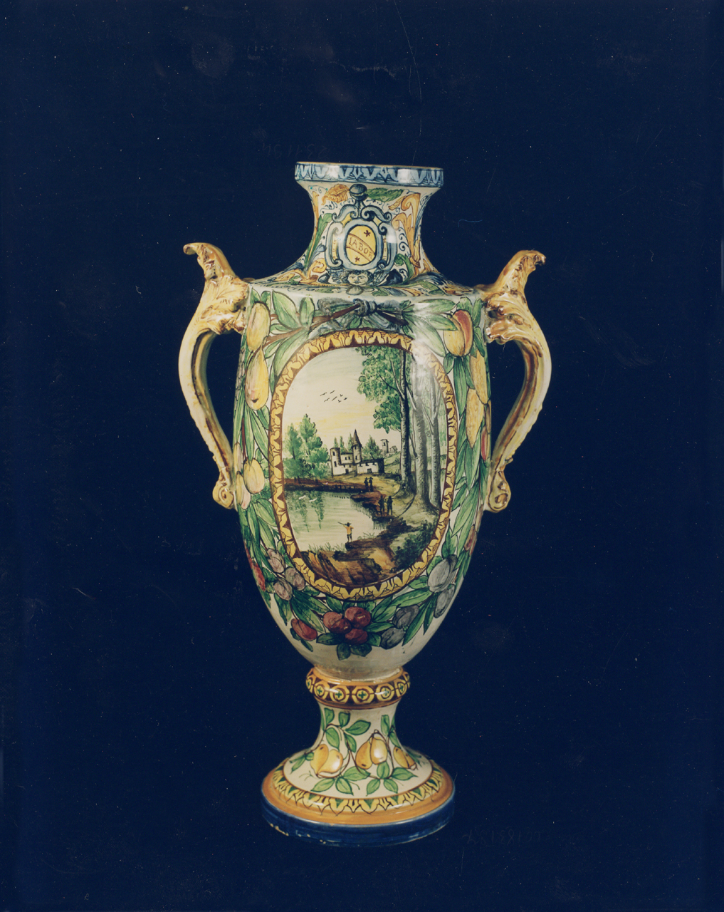 vaso - manifattura di Castelli (prima metà sec. XX)