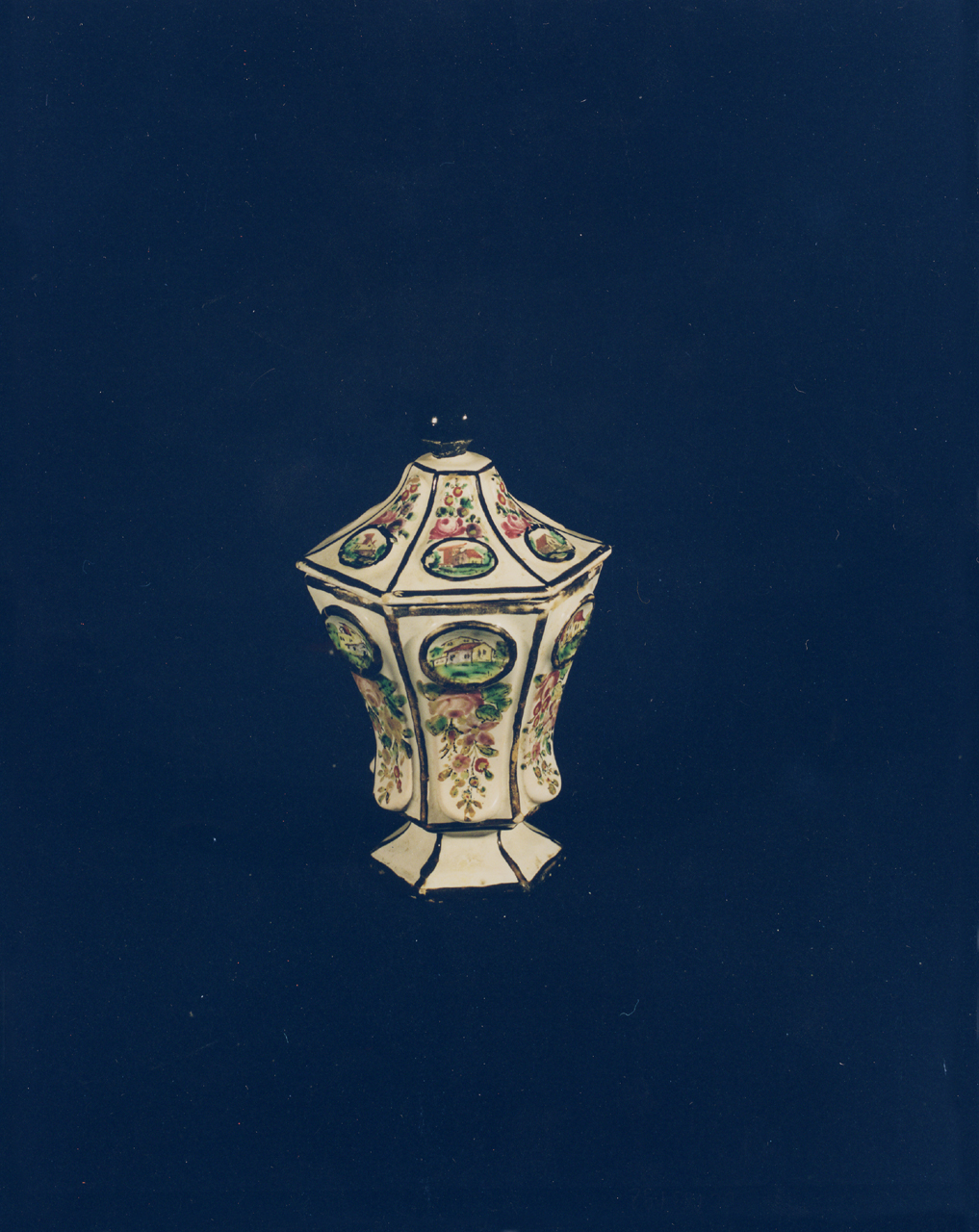 pisside - manifattura di Castelli (prima metà sec. XX)