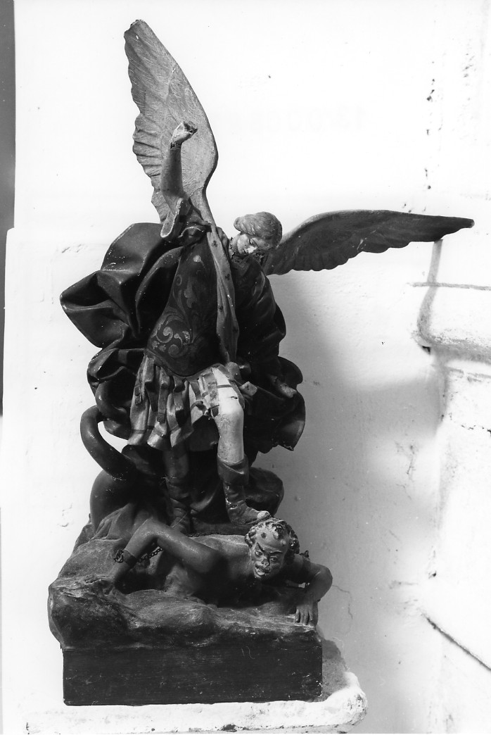 San Michele Arcangelo e Lucifero (gruppo scultoreo, opera isolata) - ambito abruzzese (sec. XIX)