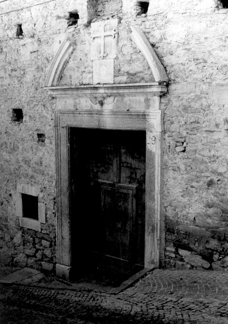 elementi decorativi architettonici con cherubino e simboli (portale, elemento d'insieme) - ambito Italia centrale (sec. XVII)