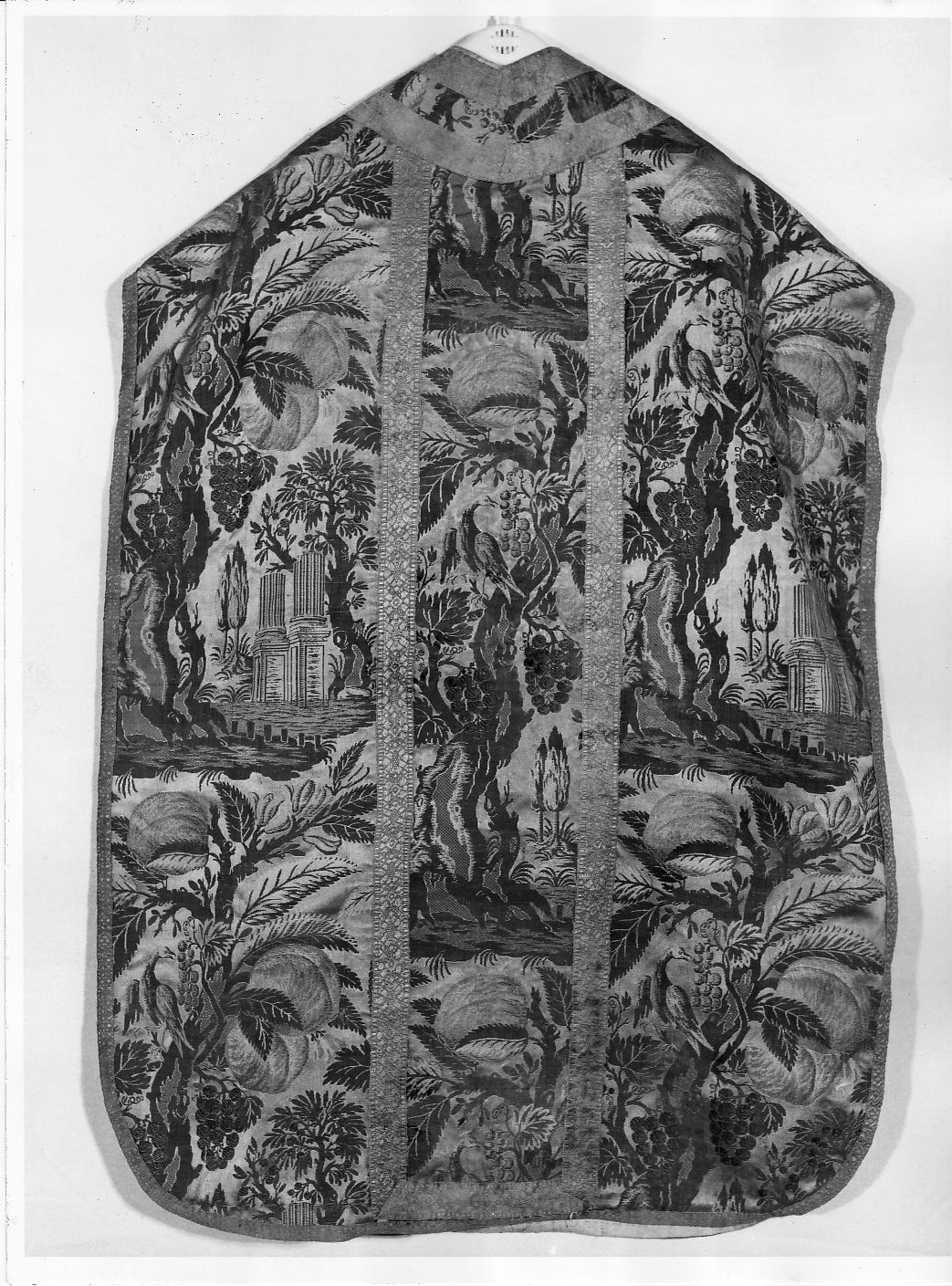 paramento liturgico - manifattura francese, manifattura spagnola (secondo quarto sec. XVIII)