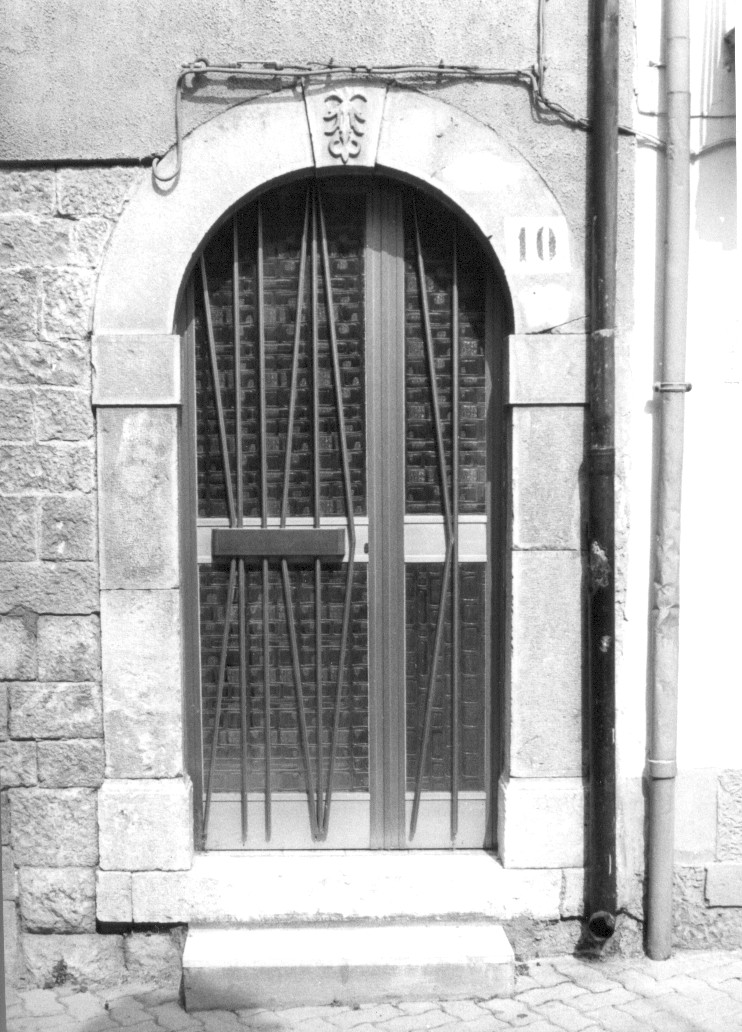 motivo decorativo astratto su chiave di portale (portale, elemento d'insieme) - ambito abruzzese (inizio sec. XX)