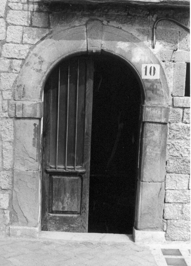 figura umana incisa su chiave di portale (portale, elemento d'insieme) - ambito abruzzese (seconda metà sec. XIX)