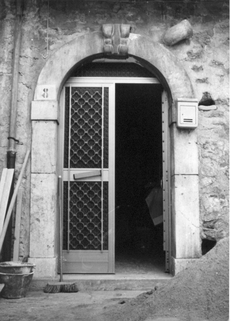 motivi decorativi astratti su chiave di portale (portale, elemento d'insieme) - ambito abruzzese (sec. XX)