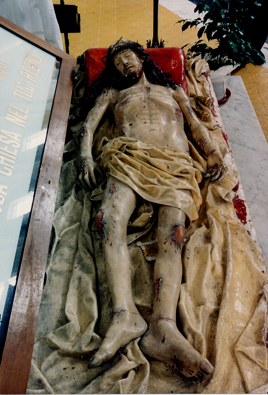 Cristo morto/ simboli della Passione (sulla base) (statua) - bottega di Atessa (fine sec. XIX)