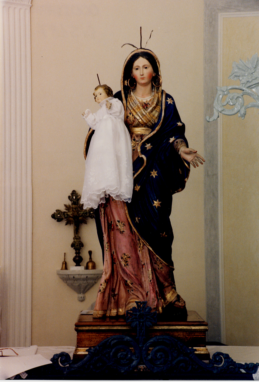 Madonna con personaggi che implorano il suo aiuto (statua) di Di Zinno Paolo Saverio (bottega) (fine sec. XVIII)
