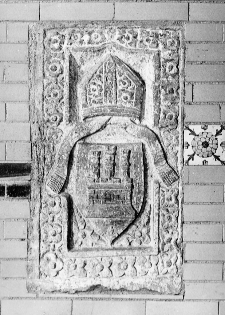 Stemma, mitra Vescovile, motivi decorativi floreali (formella) - ambito Italia centrale (secc. XII/ XIII)