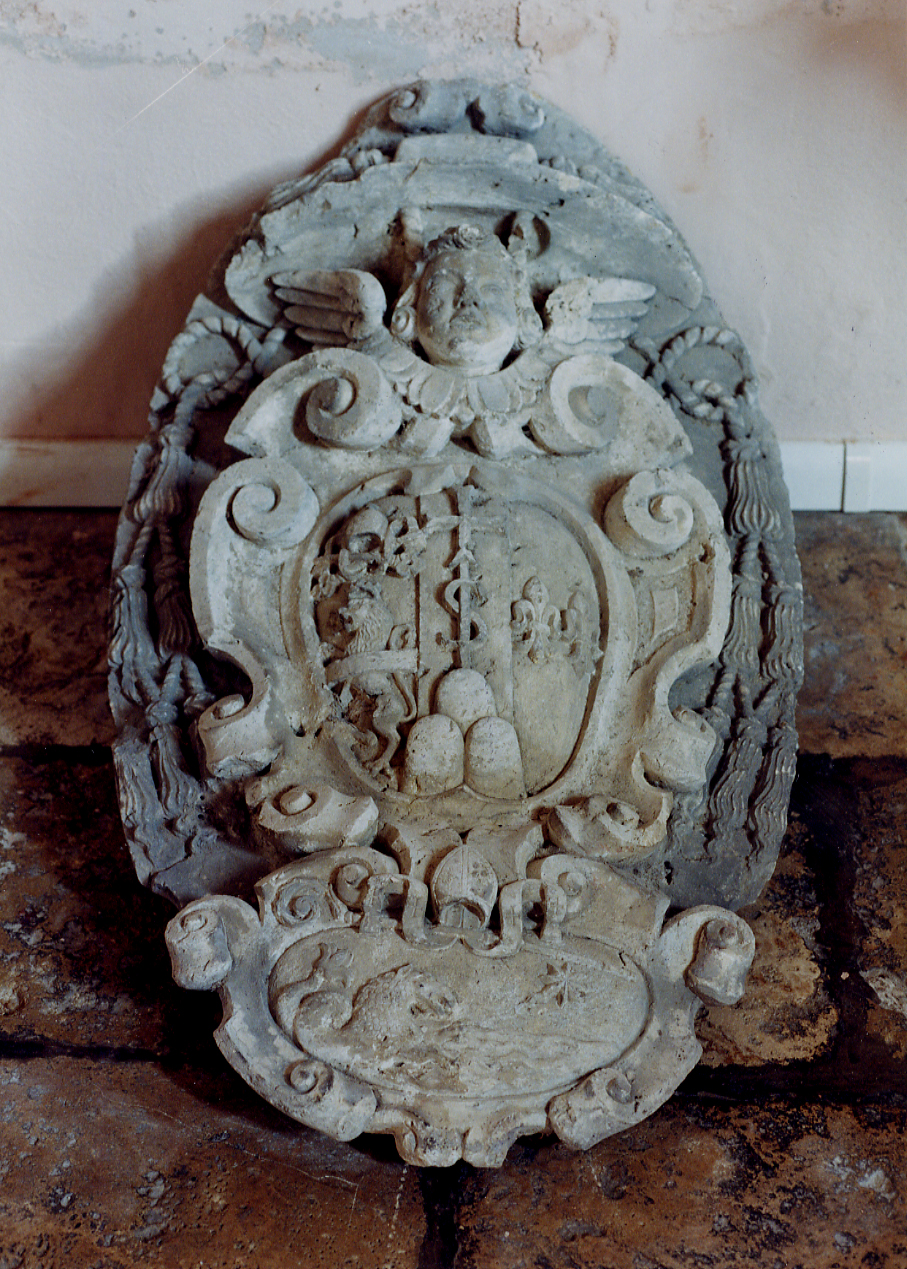 SACERDOTE ASSISTITO DA ANGELI (rilievo, opera isolata) - ambito abruzzese (seconda metà sec. XVI)