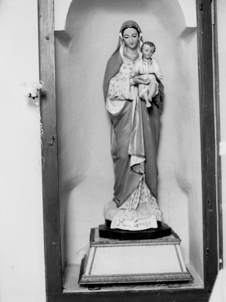 Madonna con personaggi che invocano il suo aiuto (statua) - produzione napoletana (prima metà sec. XX)