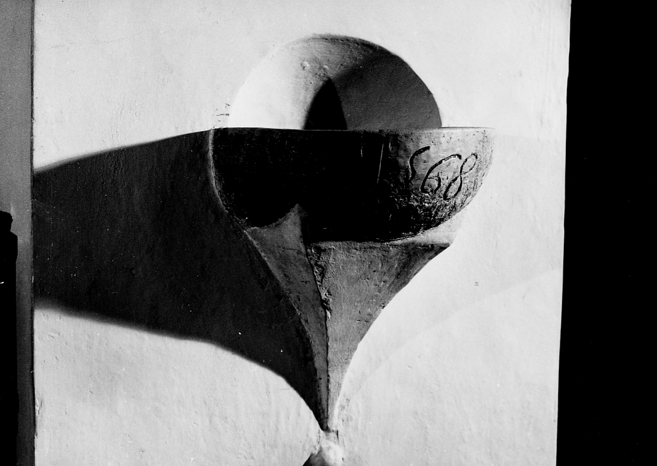 acquasantiera da parete - ambito abruzzese (sec. XVI)