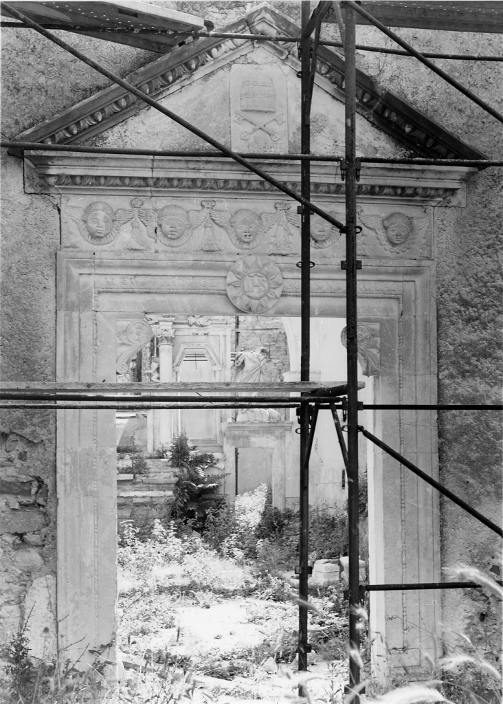 Motivo decorativo floreale e a volute (portale) - ambito Italia centrale (sec. XVI)