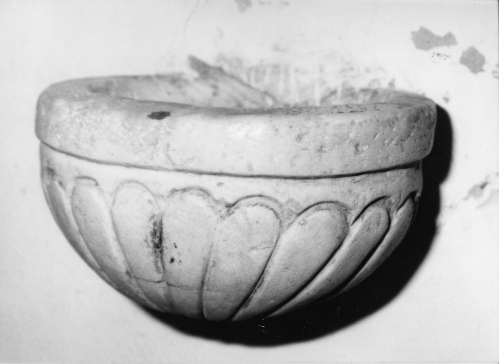 acquasantiera da parete - ambito Italia centrale (sec. XV)