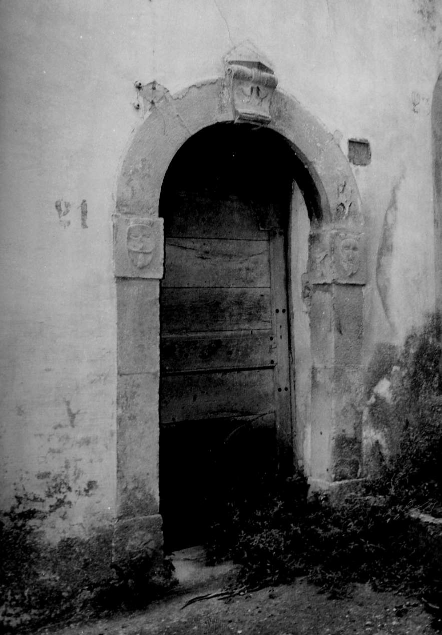 MOTIVI DECORATIVI A VOLUTE (portale, elemento d'insieme) - bottega abruzzese (sec. XIX)