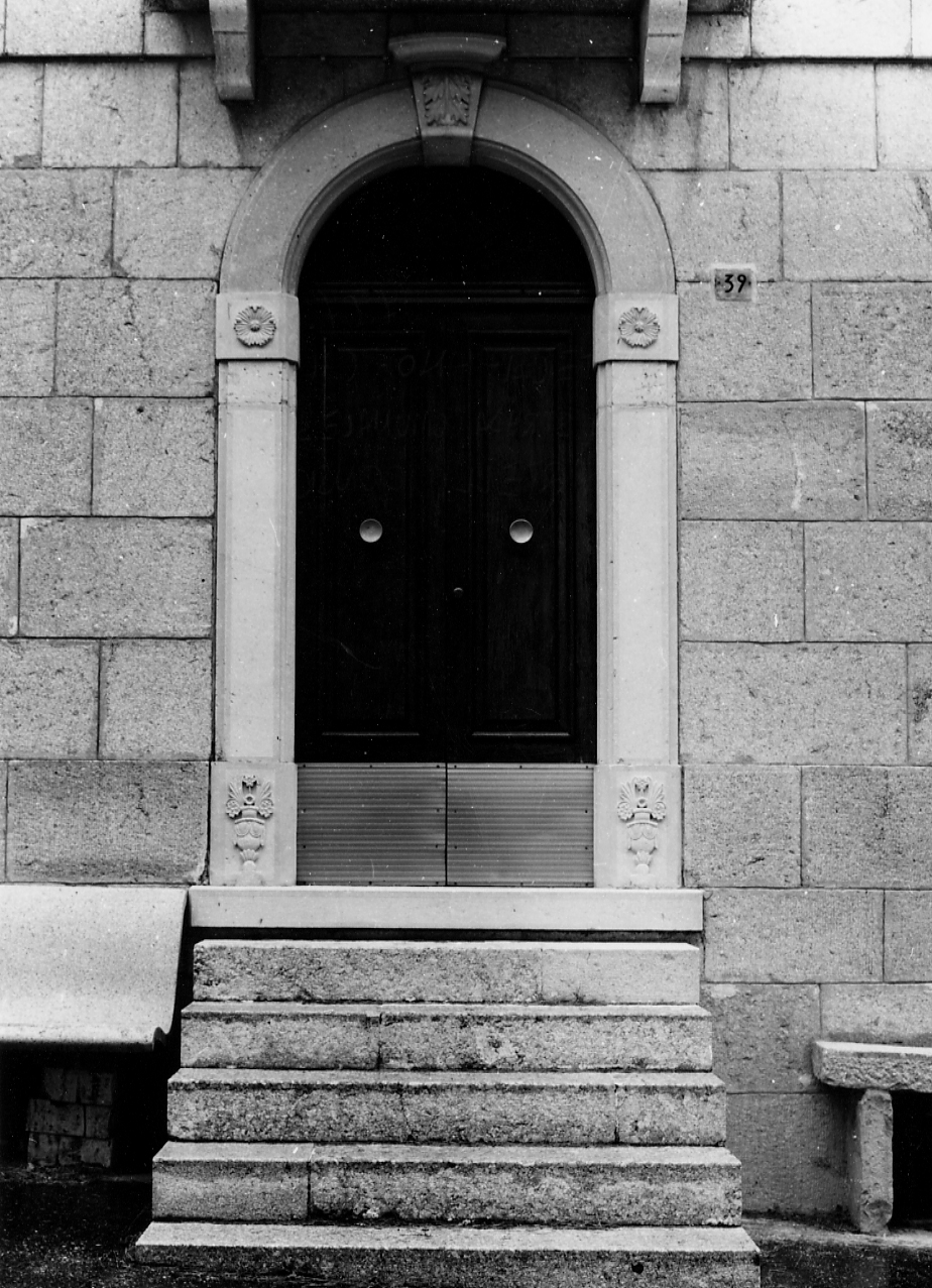 MOTIVI DECORATIVI FLOREALI (portale, elemento d'insieme) - bottega abruzzese (sec. XIX)