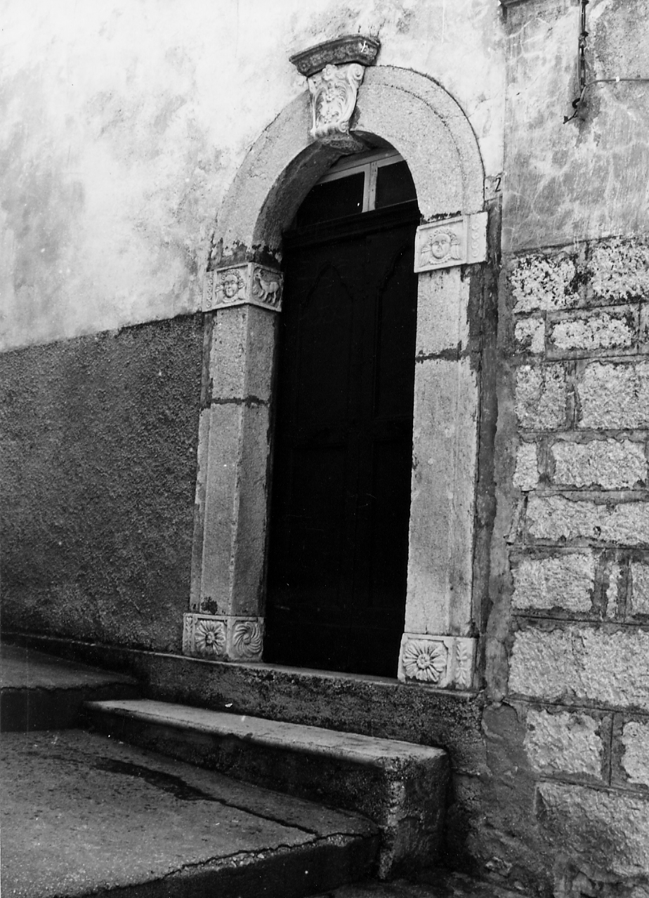 MOTIVI DECORATIVI FLOREALI E ANIMALI (portale, elemento d'insieme) - bottega abruzzese (sec. XIX)