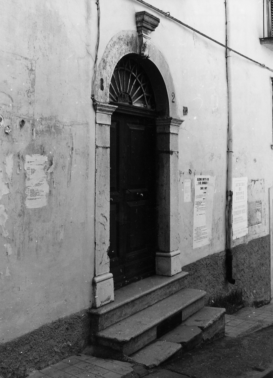 MOTIVO DECORATIVO VEGETALE (portale, elemento d'insieme) - bottega abruzzese (sec. XIX)