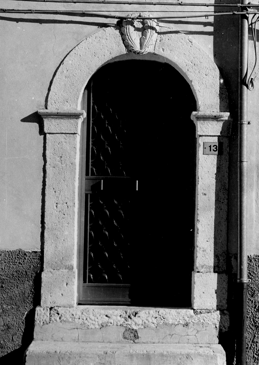 MOTIVO DECORATIVO VEGETALE (portale, elemento d'insieme) - bottega abruzzese (fine/inizio secc. XIX/ XX)