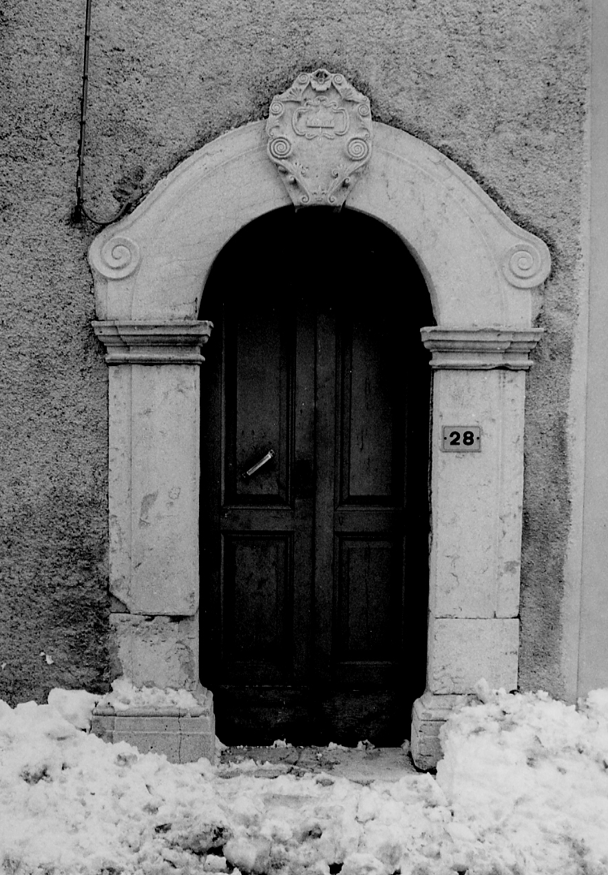 ELEMENTI DECORATIVI ARCHITETTONICI CON MOTIVI DECORATIVI VEGETALI, FLOREALI E A GIRALI (portale, elemento d'insieme) - bottega abruzzese (sec. XIX)