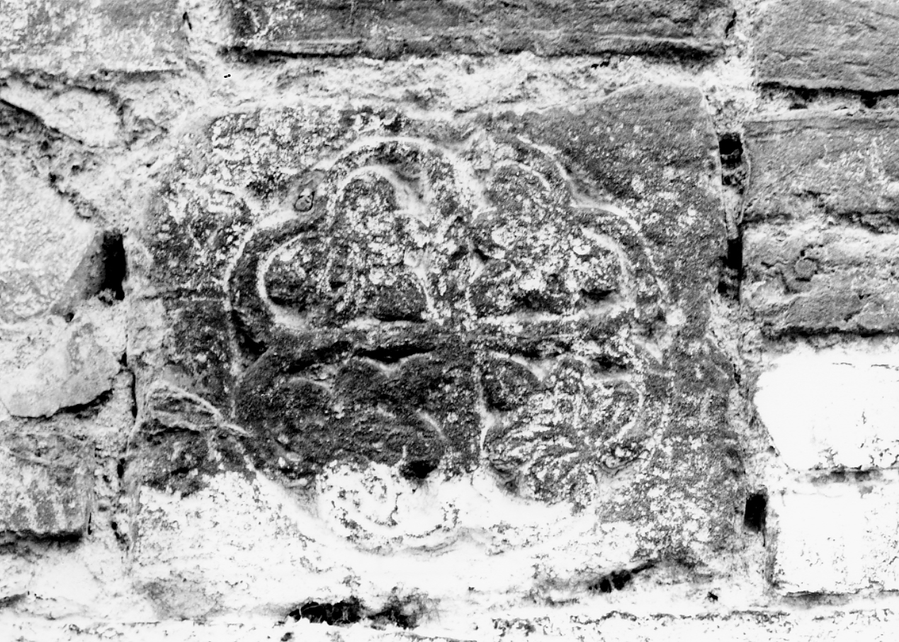 FIORE CON QUATTRO FOGLIE DI EDERA (decorazione plastica, opera isolata) - ambito abruzzese (sec. XIV)