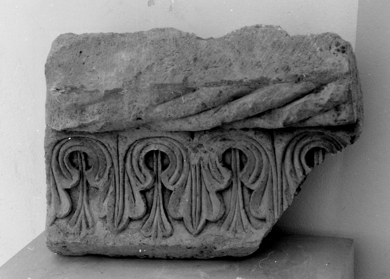 decorazione plastica, frammento - ambito abruzzese (seconda metà sec. XIII)
