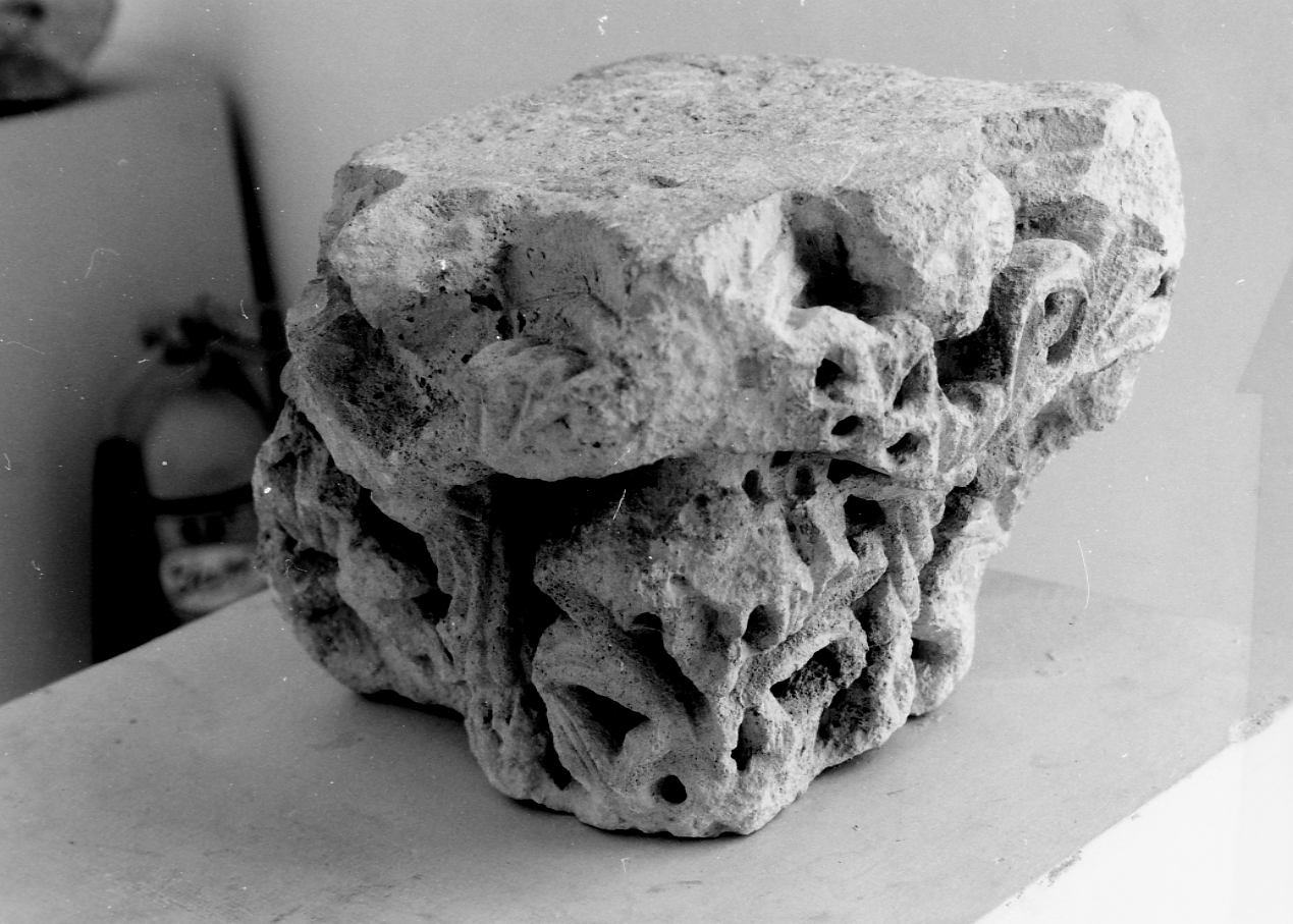 capitello, frammento - ambito abruzzese (seconda metà sec. XIII)