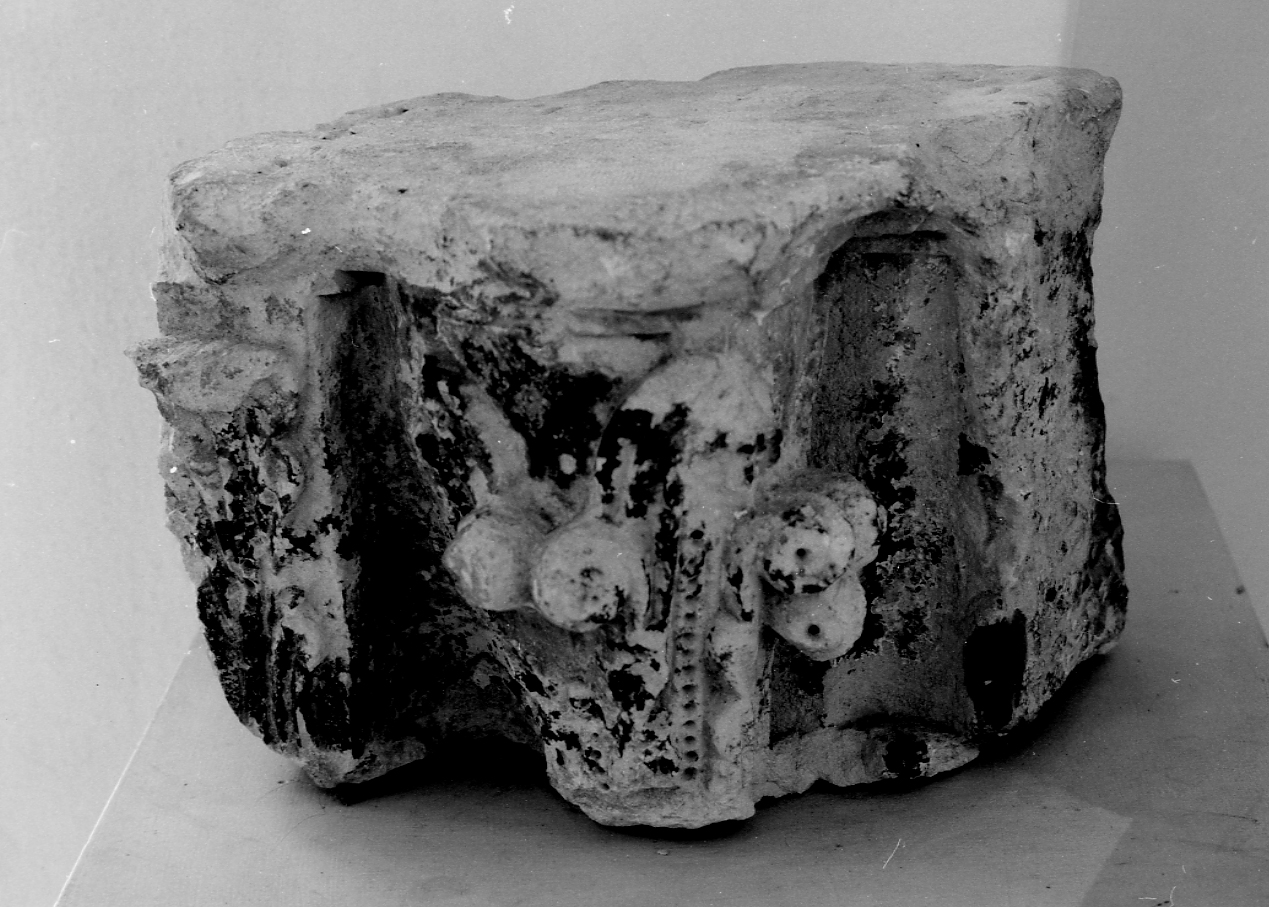 capitello, frammento - bottega abruzzese (seconda metà sec. XIII)