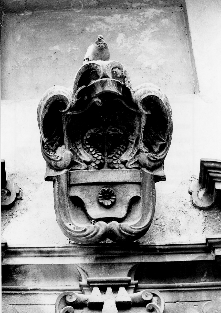 STEMMA GENTILIZIO (rilievo, opera isolata) - ambito abruzzese (fine/inizio secc. XVII/ XVIII)