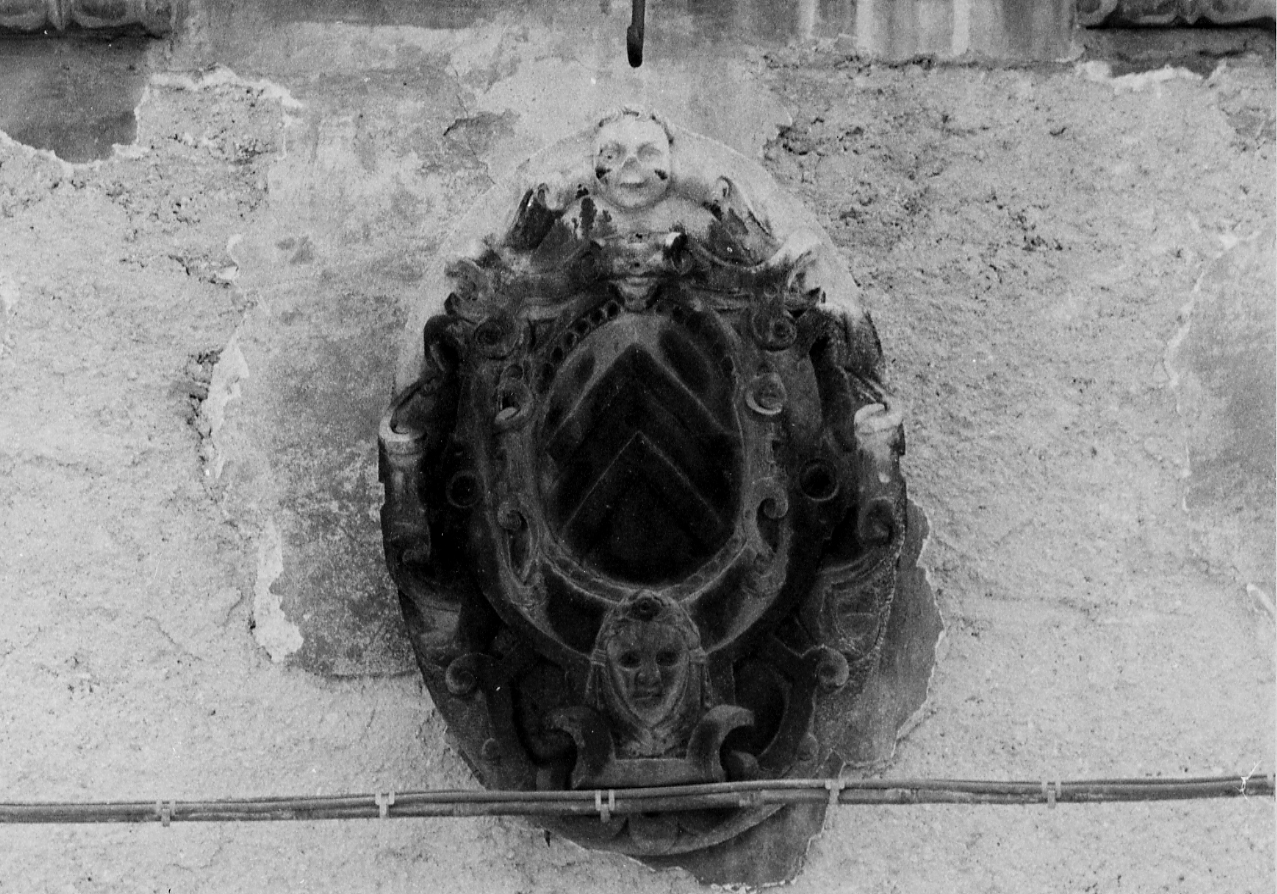 STEMMA GENTILIZIO (rilievo, opera isolata) - ambito abruzzese (prima metà sec. XVII)