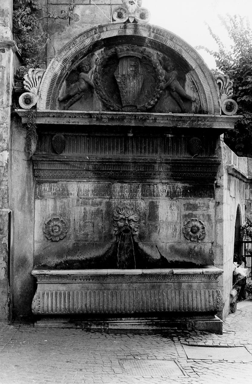 fontana - a muro, opera isolata - ambito abruzzese (sec. XV)