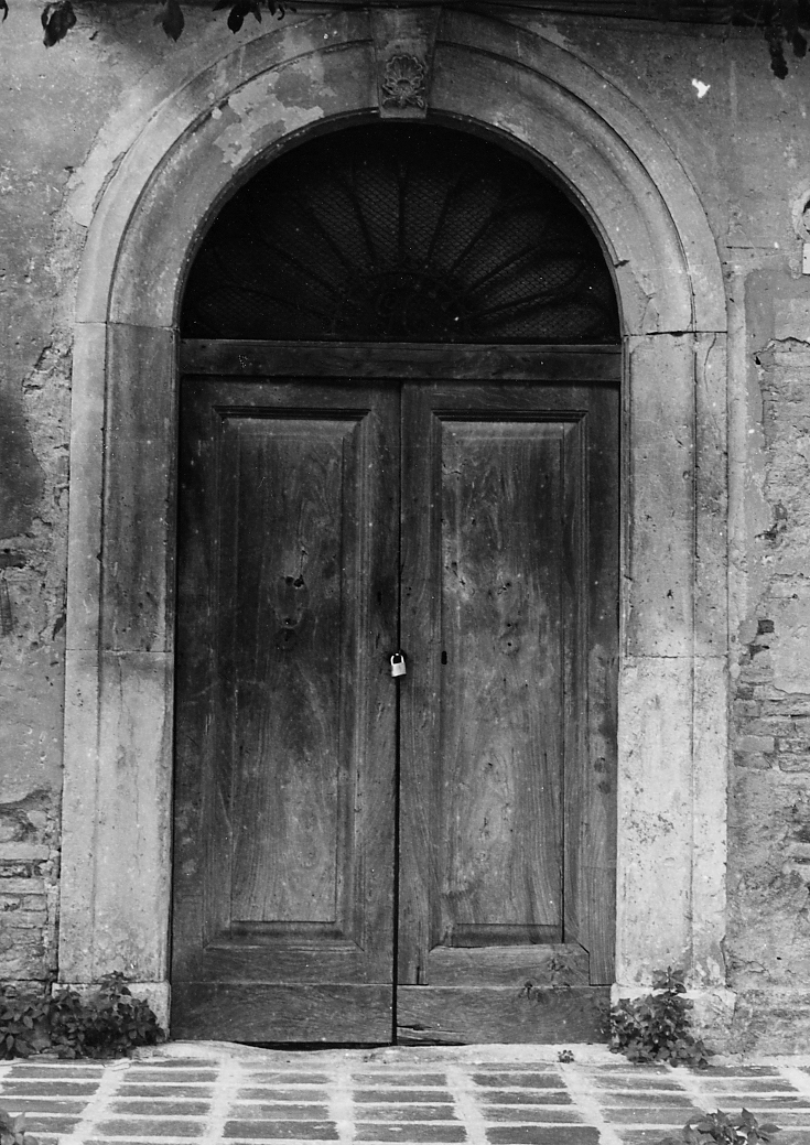 MOTIVO DECORATIVO A CONCHIGLIA (portale) - bottega abruzzese (sec. I)