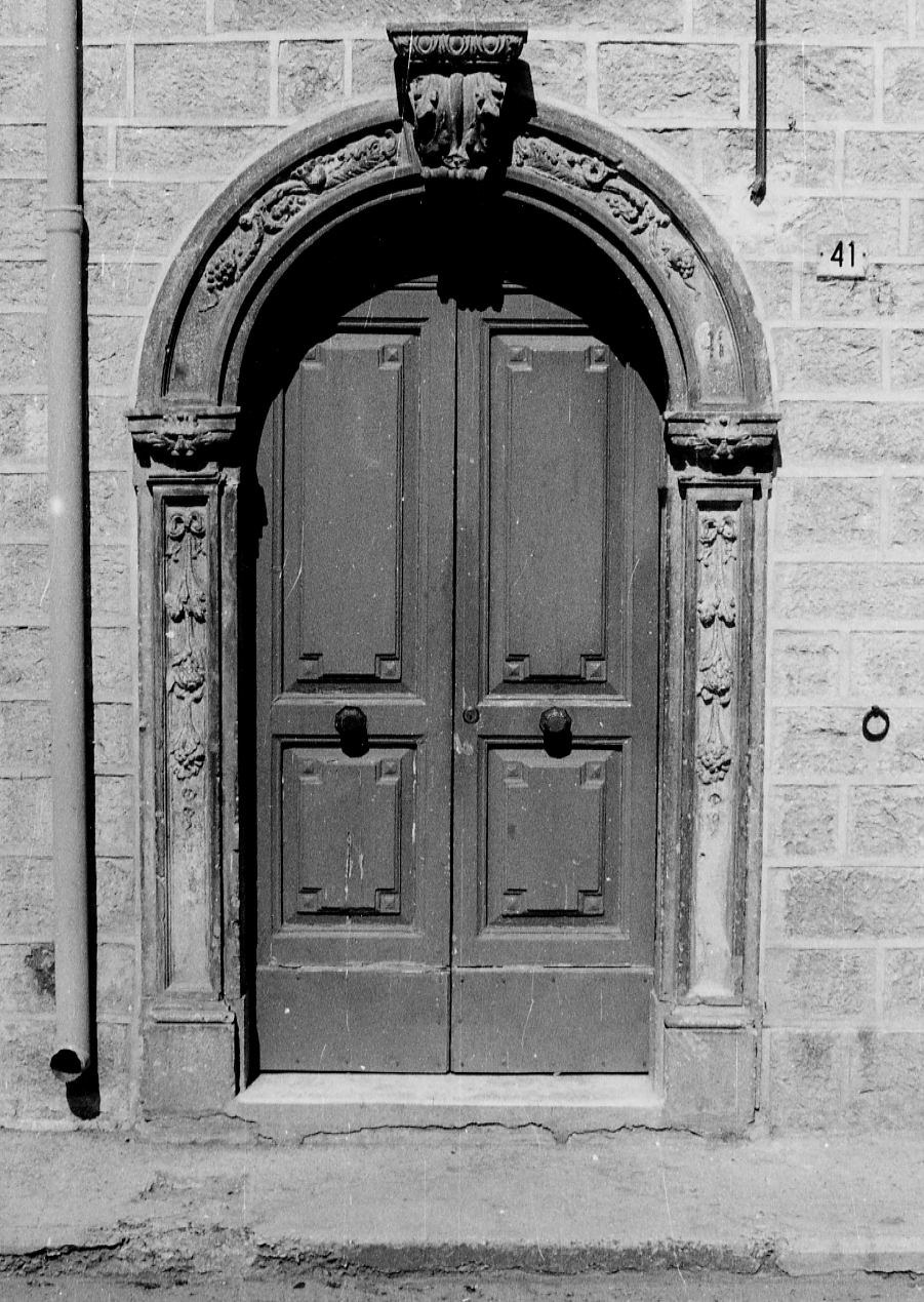 MOTIVI DECORATIVI VEGETALI A VOLUTE (portale, elemento d'insieme) - ambito abruzzese (sec. XX)