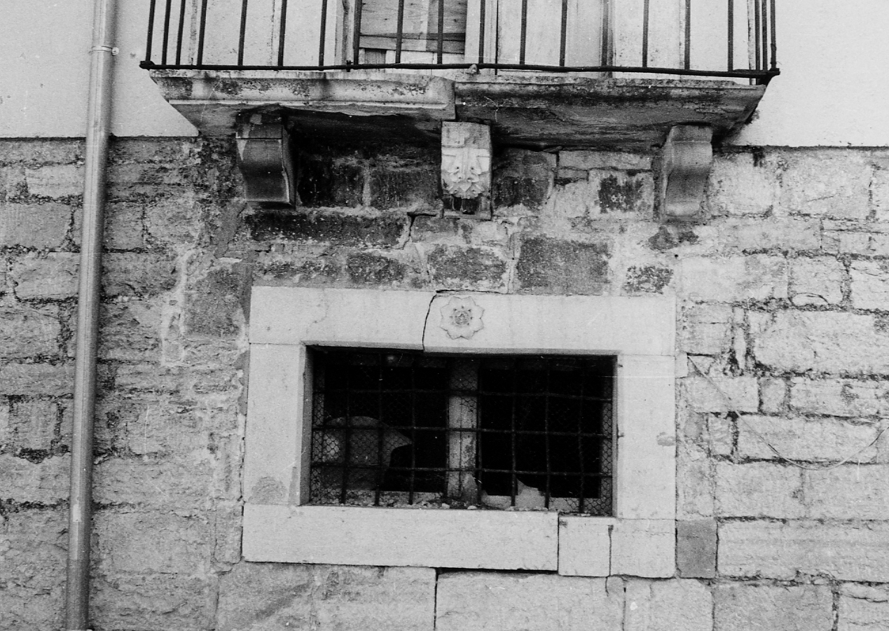 MOTIVI DECORATIVI FLOREALI (mostra di finestra, elemento d'insieme) - ambito abruzzese (sec. XVIII)